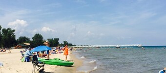 ** Vacker strandpromenad Lake Huron Log Cabin **