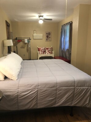 3 slaapkamers, een strijkplank/strijkijzer, gratis wifi, beddengoed