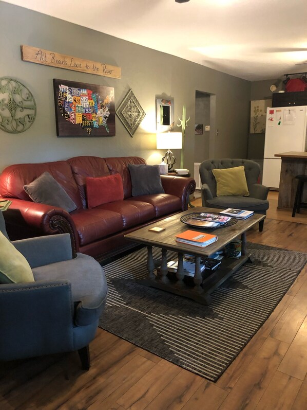 Een smart-tv, een dvd-speler en boeken