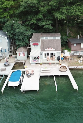 SunRae Hideaway-Lake home, steps to the water on Keuka's east side! 