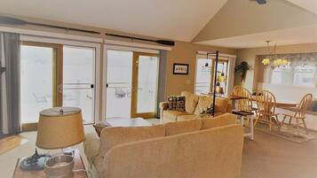 Smart TV, chimenea, reproductor de DVD y libros
