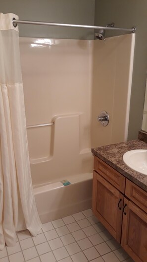 Hair dryer, towels, soap, toilet paper - Spacious studio with a beautiful Pemi river view. (North Woodstock)