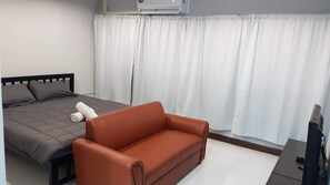 1 bedroom - good comfortable room, cheap and safe place in the city. (Tambon Ban Mai)