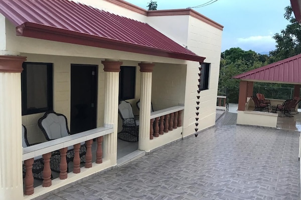 FRENTE DE LA CASA Y GAZEBO IN BACK