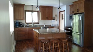 ثلاجة، ميكروويف، فرن، موقد طهي مسطح