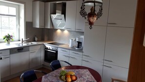 Kühlschrank, Ofen, Geschirrspüler, Wasserkocher mit Kaffee-/Teezubehör