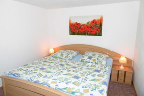 1 bedroom, travel cot