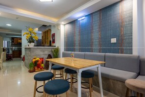 Smart TV - Benzen Boutique Stays Hostel and Apartment (Da Nang)
