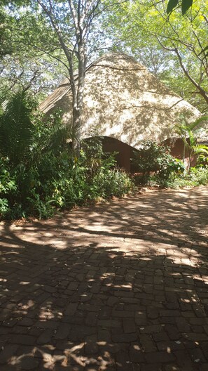 Exterior - Mosi-Ua-Tunya Lodge (Victoria Falls)