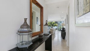 Interior - Stunning Riverfront Apartment in Noosaville - Unit 2 Wai Cocos 215 Gympie Terrace (Noosaville)