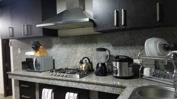 Een magnetron, een vaatwasser, een koffiezetapparaat/waterkoker