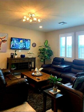 Smart TV, fireplace - Wonderful NEW 3 BR 2.5 BA Townhouse for 8 2 Miles from Las Vegas Strip (Las Vegas)