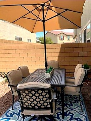 Outdoor dining - Wonderful NEW 3 BR 2.5 BA Townhouse for 8 2 Miles from Las Vegas Strip (Las Vegas)