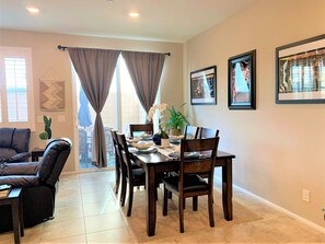 Dining - Wonderful NEW 3 BR 2.5 BA Townhouse for 8 2 Miles from Las Vegas Strip (Las Vegas)