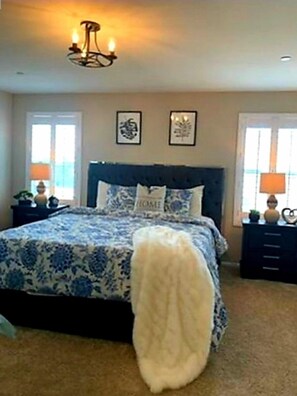 3 bedrooms, memory-foam beds, iron/ironing board, free WiFi - Wonderful NEW 3 BR 2.5 BA Townhouse for 8 2 Miles from Las Vegas Strip (Las Vegas)