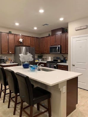 Refrigerador, microondas, horno, placa de cocina