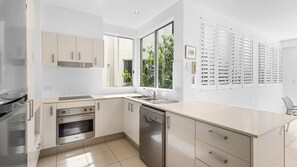 Fridge, oven, stovetop, dishwasher