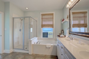 Combined shower/tub, jetted tub, hair dryer, towels