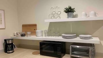 Refrigerador, microondas, cafetera/tetera, tostadora