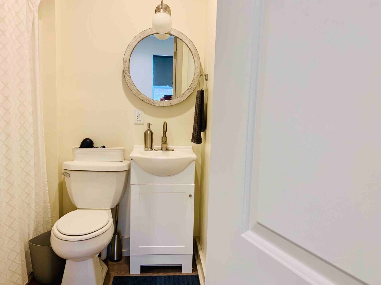 Tina con regadera y secadora de cabello 