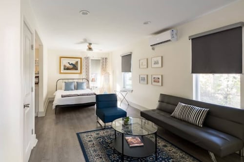 The Blue Heron-elegant urban studio in city center