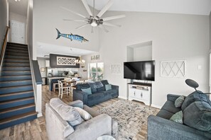 Smart TV, video games, DVD player, books - PRIVATE HEATED POOL, PRIVATE BEACH, PICKLEBALL/TENNIS/BASKETBALL. BOAT DOCK! (Pensacola)