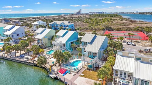 PRIVATE HEATED POOL, PRIVATE BEACH, PICKLEBALL/TENNIS/BASKETBALL. BOAT DOCK!
