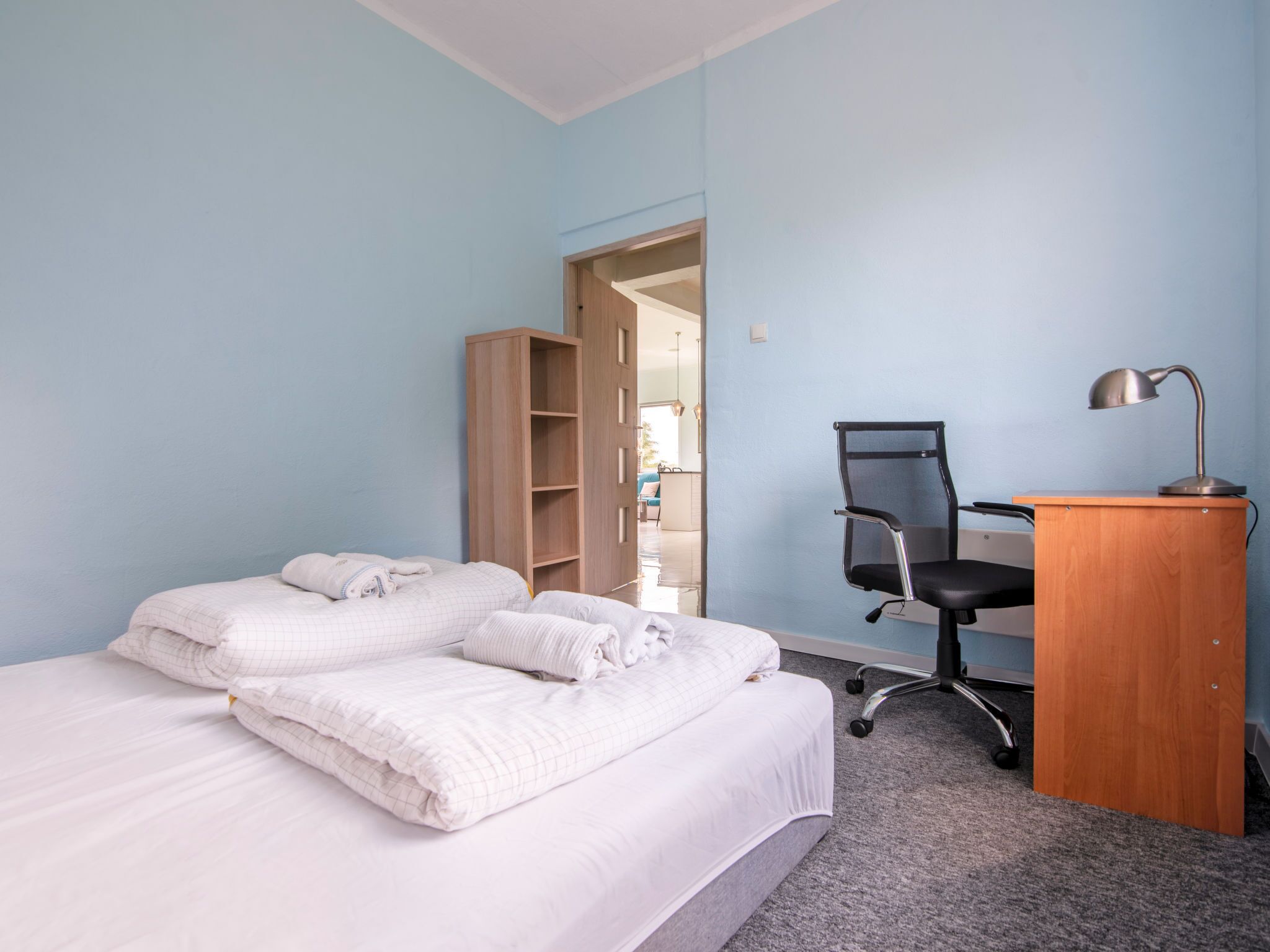 Une chambre à coucher avec un lit, un bureau et une chaise.