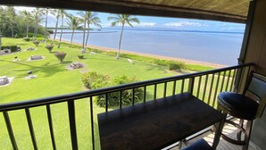 Un balcón con vista a la playa y al océano.