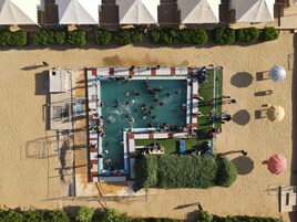 奢华帐篷房 | 泳池 | 室内游泳池，季节性开放的室外游泳池