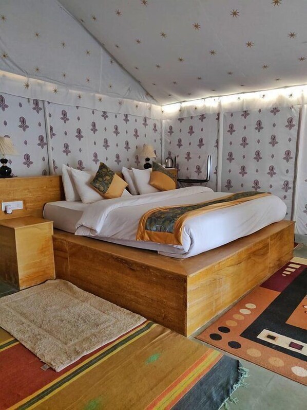 Une chambre avec un lit en bois, un papier peint à motifs et un tapis coloré.
