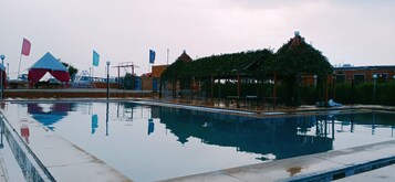 Una piscina techada, una piscina al aire libre de temporada