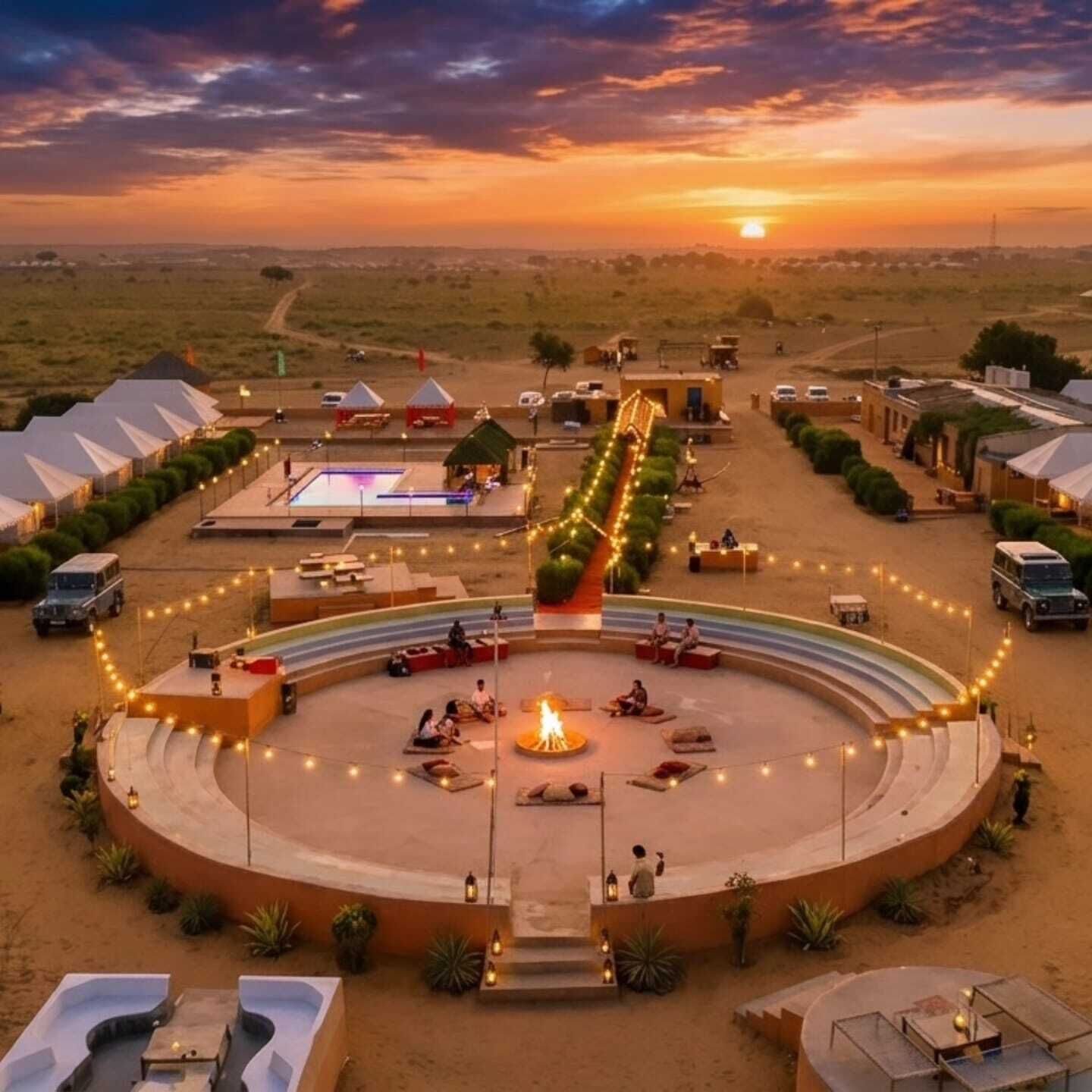Un complexe hôtelier doté d’un espace central circulaire aménagé en salon, de plusieurs tentes et offrant une vue imprenable sur le coucher de soleil.
