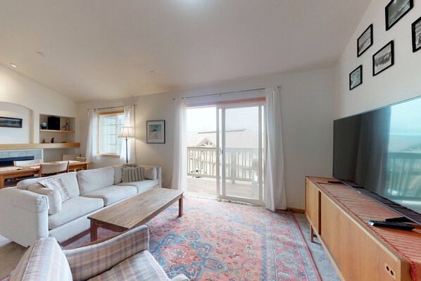 Téléviseur, foyer, livres, sélection de musique