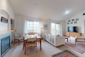 Téléviseur, foyer, livres, sélection de musique