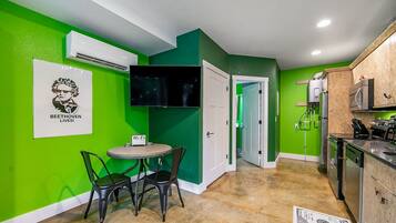 雪櫃、微波爐、焗爐、爐具