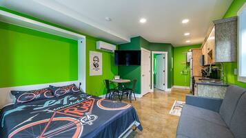 Iron/ironing board, WiFi, bed sheets