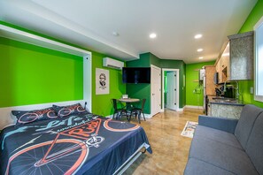 Tabla de planchar con plancha, wifi y ropa de cama 