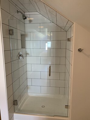 Combined shower/bathtub, hair dryer, towels, toilet paper - Updated charming home - perfectly located between Downtown & Kidsport Complex (Kalispell)