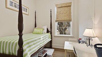 4 habitaciones, tabla de planchar con plancha, wifi y ropa de cama