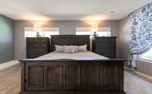 5 slaapkamers, een bureau, een strijkplank/strijkijzer, babybedden