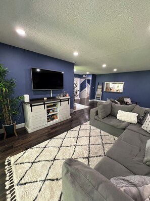 Smart TV, chimenea, consola de videojuegos, juguetes