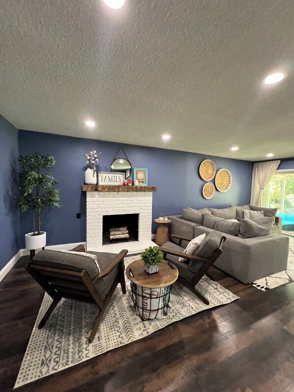 Een smart-tv, een open haard, een videogameconsole en speelgoed