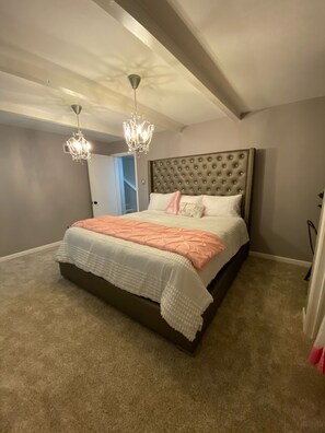 5 bedrooms, desk, iron/ironing board, cots/infant beds - Entire 5 br, tri-level Home Family, Fun, Relax & dreamy park like yard! (Fair Oaks)