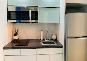Refrigerador, microondas, parrilla de estufa y cafetera y tetera