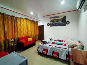 Deluxe Studio Suite, 1 Double Bed | Desk, laptop workspace, free WiFi, bed sheets