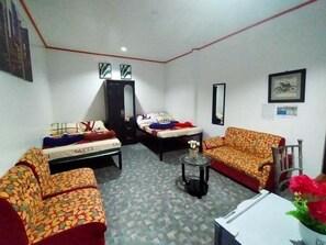 Escritorio, espacio para trabajar con laptop y wifi gratis 