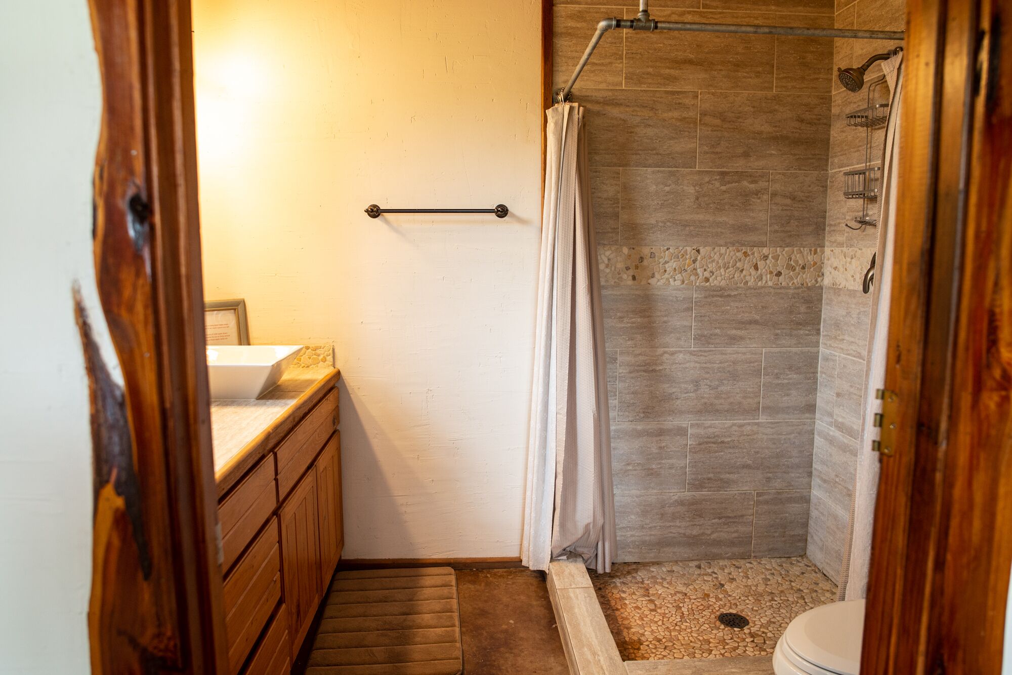 Baignoire, serviettes fournies, savon, shampoing