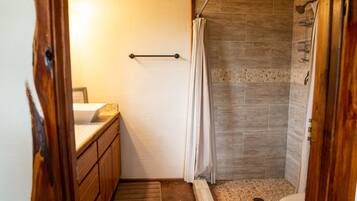 Baignoire, serviettes fournies, savon, shampoing