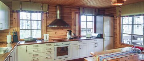 Frigorífico, microondas, lavavajillas y utensilios de cocina